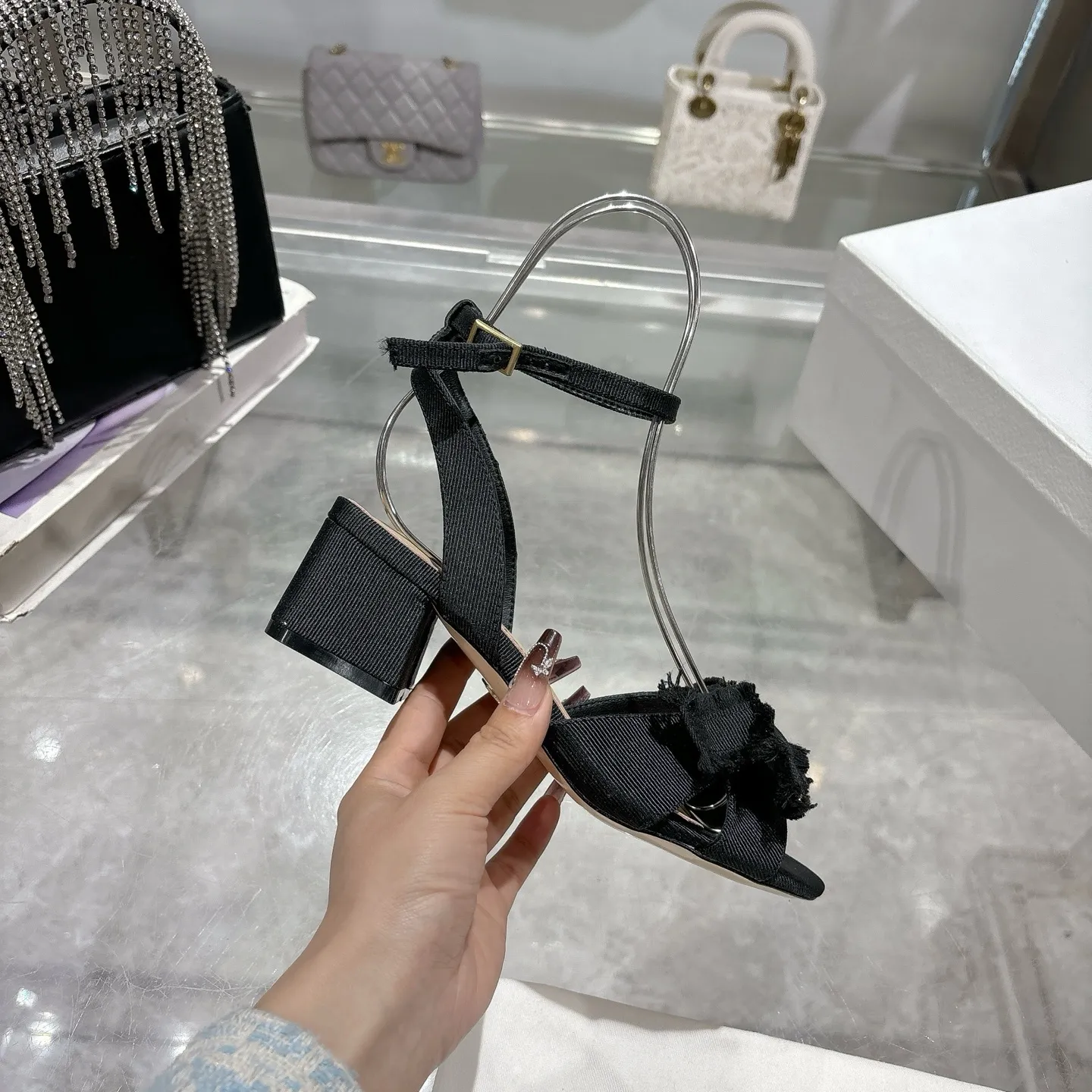 👟👟Ex-factory price 520👟👟 🎆Fringed webbing women's shoes Dior Dior 2024 spring and summer catwalk new Adiorble women's shoes CD star's same fashion tassel bow square head pearl letter logo hardware buckle high-heeled hollow sandals The top high-end version on the market Upper: original customized tassel grosgrain Lining: sheepskin lining foot pad Outsole: Italian leather outsole Heel height: 8.5cm Size: 34-41 (34.40.41. Customization is non-refundable)